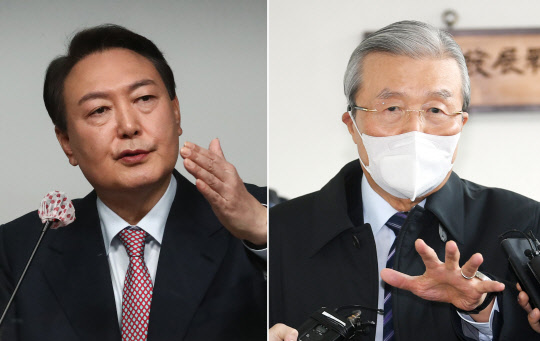 대선을 63일 앞둔 5일 윤석열(왼쪽) 국민의힘 대선 후보가 김종인 전 총괄선대위원장과 결별하고 '홀로서기'를 택했다. 사진은 이날 서울 여의도 중앙당사에서 선거대책위원회 해산 및 입장 발표 기자회견을 하고 있는 윤 후보와 자신의 사무실에서 윤 후보의 선대위 쇄신안 발표를 시청한 후 외부로 나서며 취재진 질문에 답하고 있는 김 전 위원장. 국회사진기자단=연합뉴스.